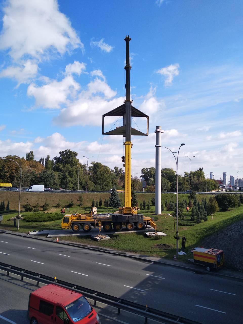 Компанія BigBoard демонтувала великогабаритний уніпол на розв'язці мосту Патона - одну з найбільших рекламних конструкцій в Києві
