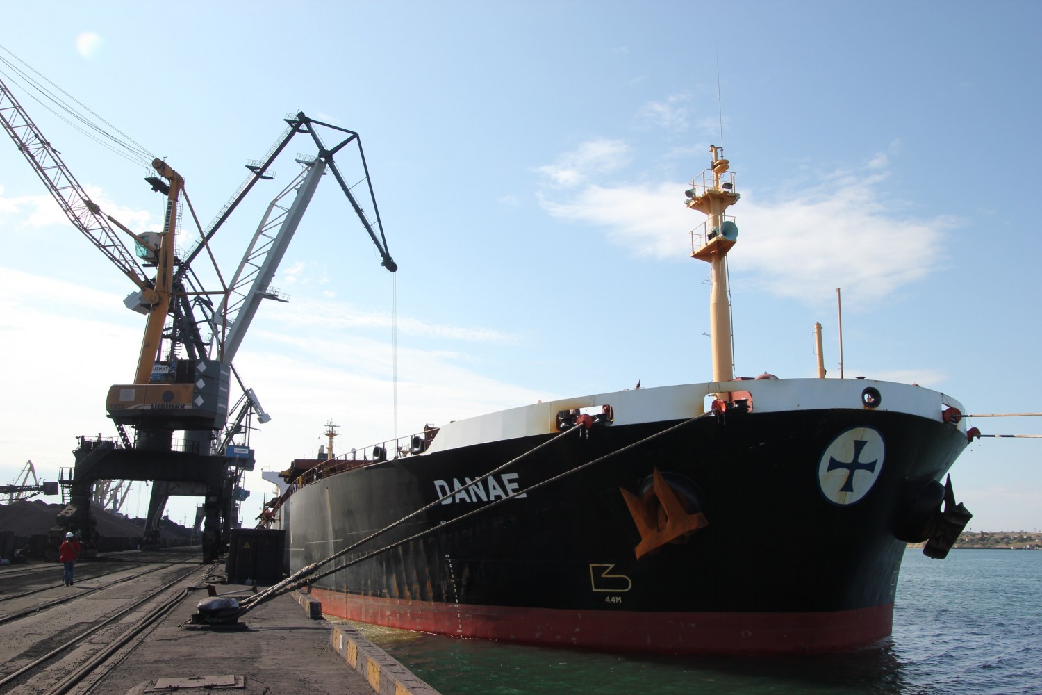 Зігріти країну: до України прибуло третє судно з вугіллям із Колумбії для ТЕС ДТЕК