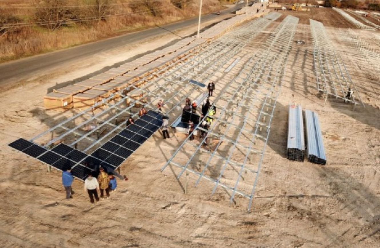 Розпочато монтаж сонячної електростанції в Тростянці