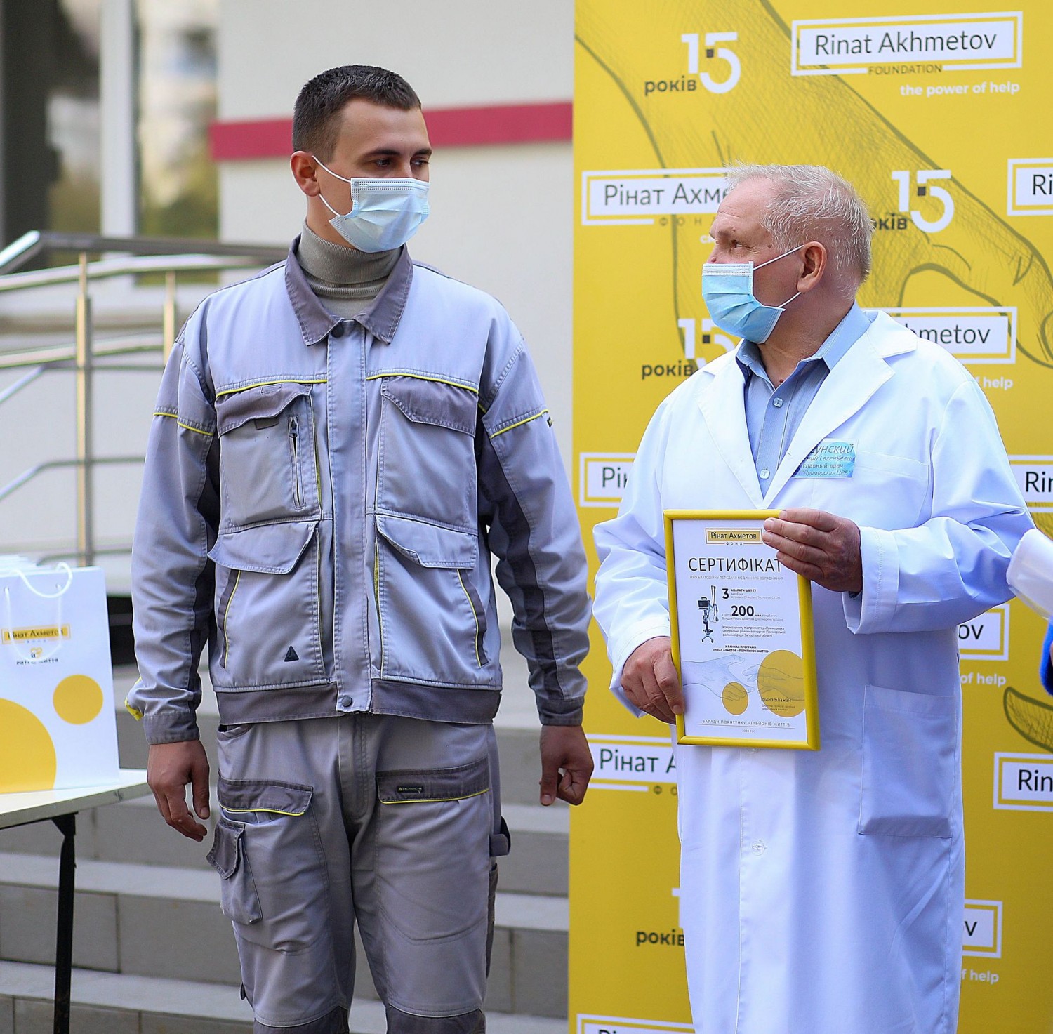 На варті здоров’я та життя: ДТЕК спільно з Фондом Ріната Ахметова передав апарати ШВЛ Приморській центральній районній лікарні