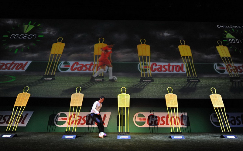 В Мадриде Криштиану Роналду соревновался в скорости со своим гигантским девятиметровым аватаром