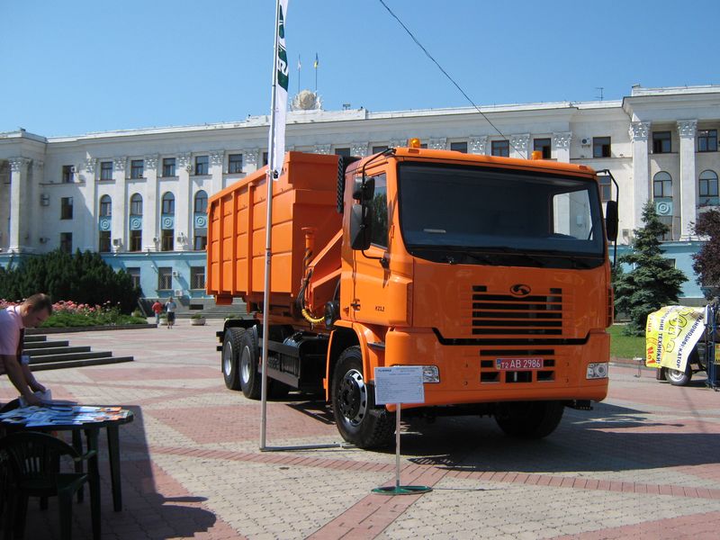 Новый автомобиль-мусоровоз КрАЗ К 16.2 получил высокую оценку руководства Крыма