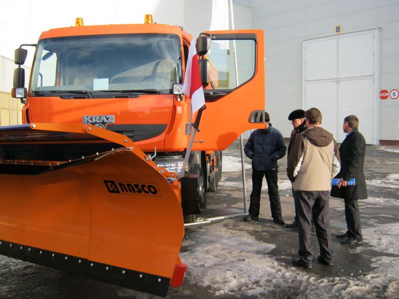 Кременчугский «Дорожник» КрАЗ с кабиной Renault представлен на «ConMac Ukraine 2012».