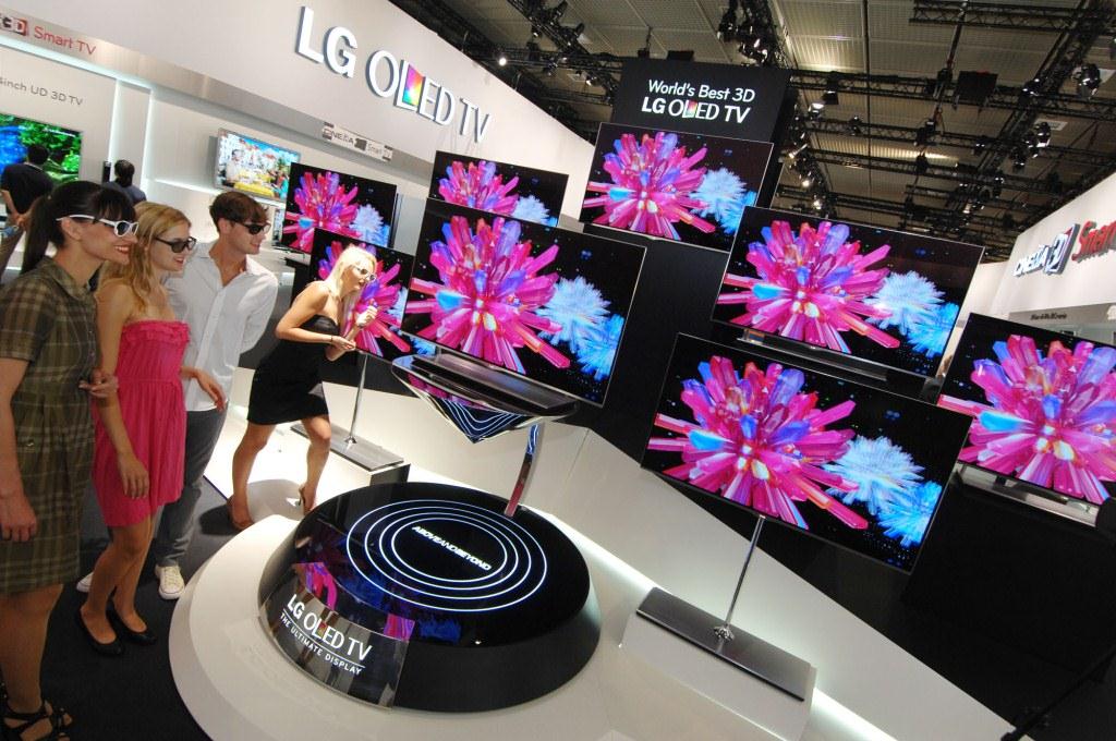 Лауреат премии IDEA - OLED-телевизор LG – демонстрирует посетителям IFA 2012, что такое «бескомпромиссный дисплей»