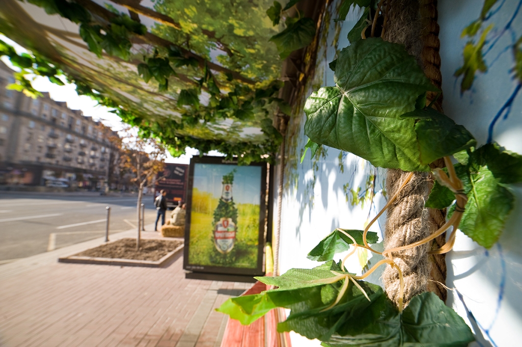 Необычная рекламная эко-кампания ТМ «Чернігівське» на остановках общественного транспорта в Киеве