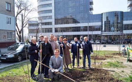 «Параллель» продовжує озеленювати Запоріжжя та проводить прибирання територій в інших містах України