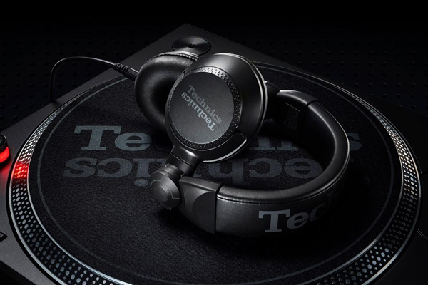Новий стандарт - EAH-DJ1200 - це діджейські навушники з відмінною функціональністю, витривалістю та продуктивністю відтворення звуку