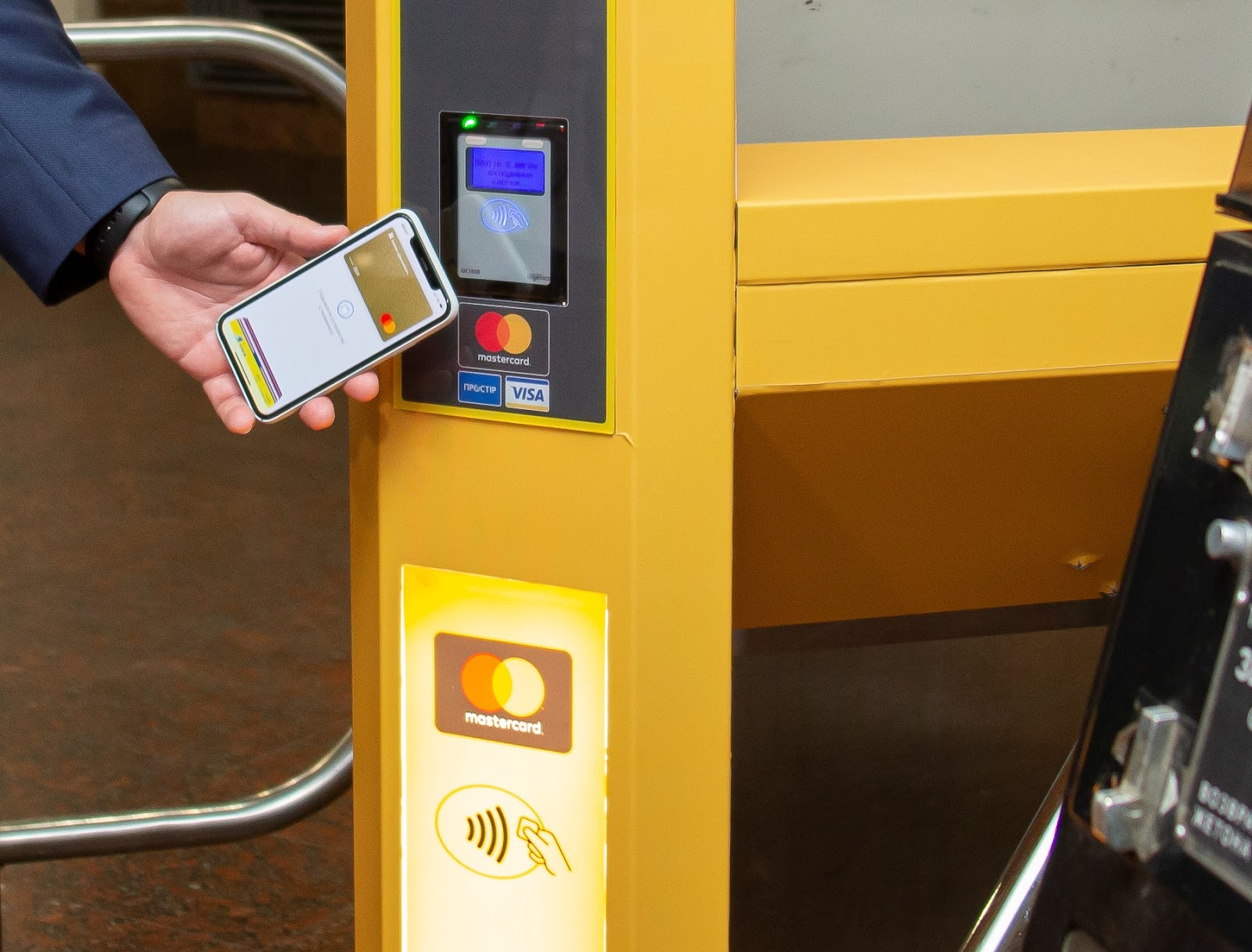 Mastercard і ПриватБанк запускають безконтактні оплати в Дніпровському метрополітені