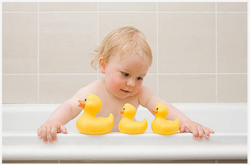 Детские игрушки для ванны: чем порадовать и занять малыша во время процесса