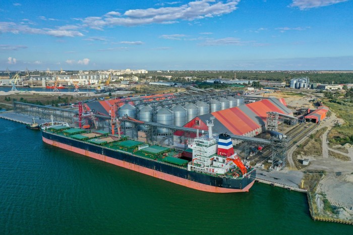 Терминал ЕВТ установил новый рекорд погрузки зерна на судно за смену